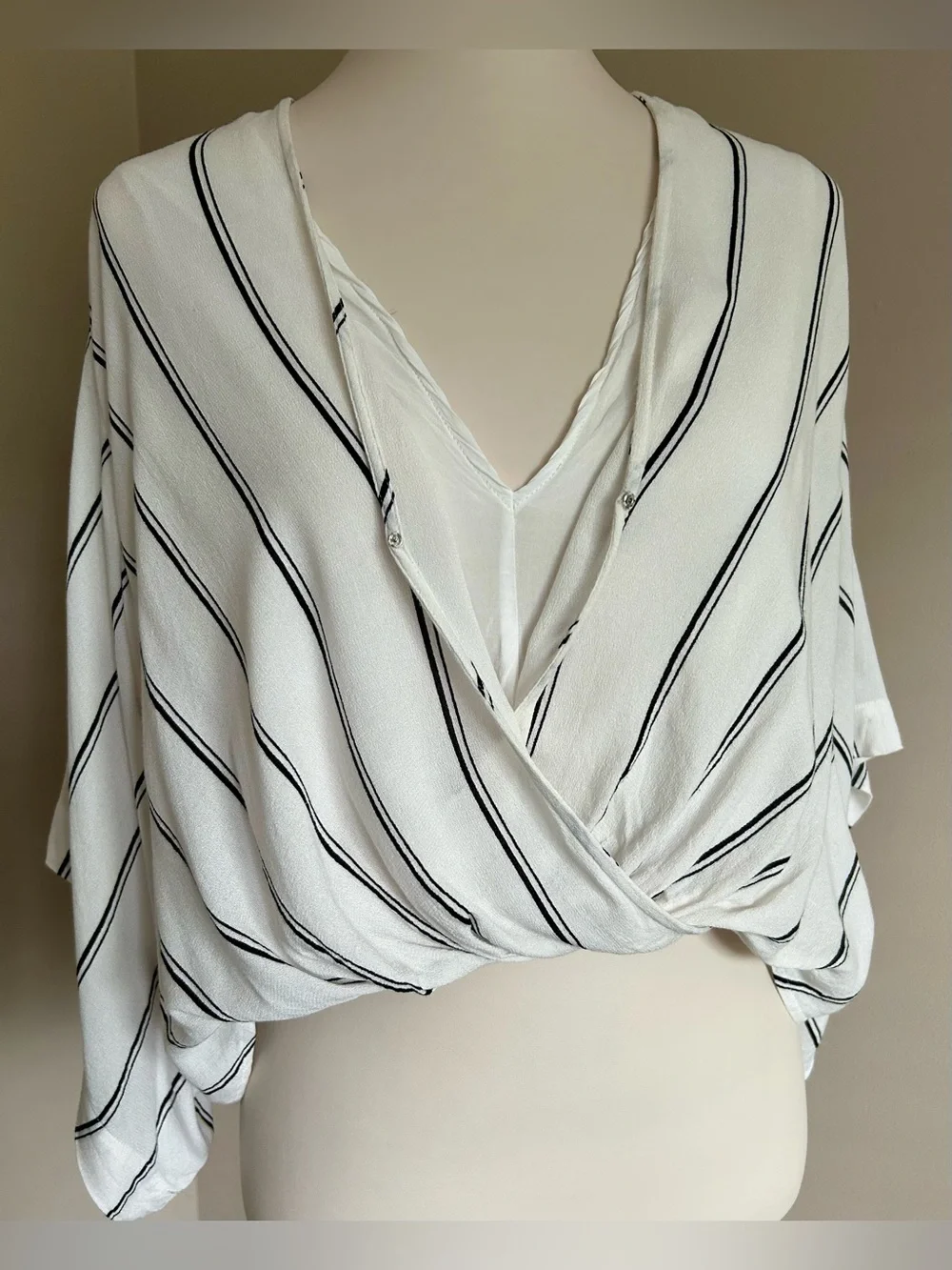 Free People “Sleepy Time” 100% Rayon Kimono Blouse in Pearl Combo - Picture 9 of 10